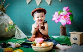 Улыбающийся мальчик с цветами 