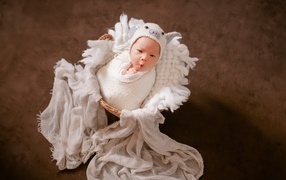 Удивленный новорожденный малыш 