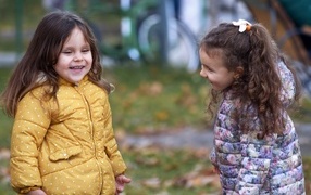 Две маленькие улыбающиеся девочки