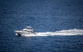 Быстрая белая яхта в море