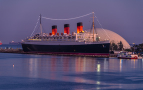 Большой круизный лайнер Long Beach в заливе на закате