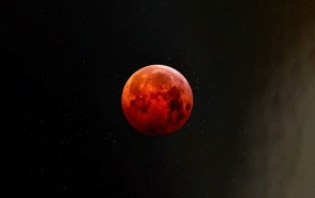 Большая красная луна в звездном небе