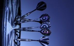 Мишень для игры в дартс с дротиками