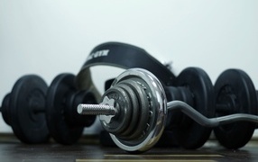 Тяжелые гантели для занятий спортом