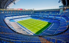 Большой стадион с синими сиденьями