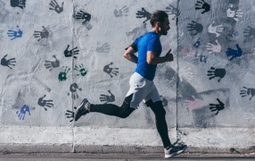 Мужчина спортсмен занимается бегом
