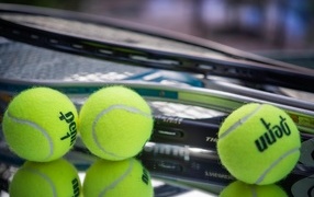 Три теннисных мячика с ракетками