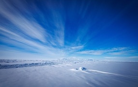 Красивое голубое небо над покрытой снегом равниной