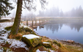 Туман над холодным озером зимой