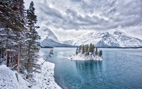 Маленький остров в холодном горном озере зимой
