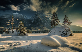 Солнце на белом снегу в горах