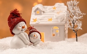 Toy snowmen with a house in the snow