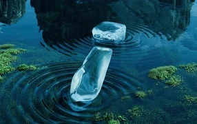 Две груды льда лежат в воде