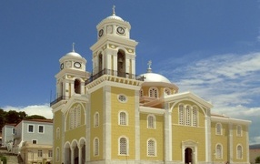 Красивое здание церкви под голубым небом