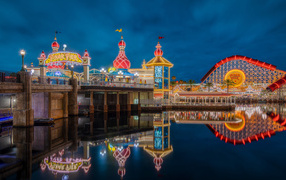 Красивая территория парка Пиксар Пир