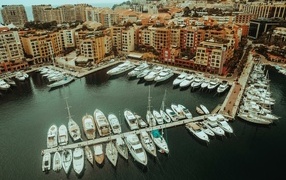 Вид на дома и лодки на причале, Монако