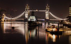 Корабль на реке у старого моста ночью, Лондон. Англия