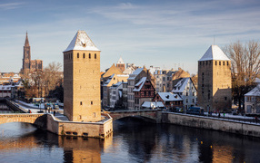 Река и дома в городе Страсбург, Франция