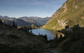 Озеро  Bergsee у подножия Альп, Германия