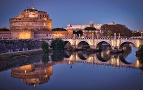 Старинное здание в Риме у воды, Италия