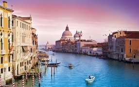 Красивые дома у канала в городе Венеция, Италия