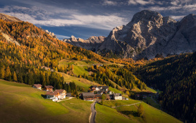 Поселение в горах Альпы, Италия