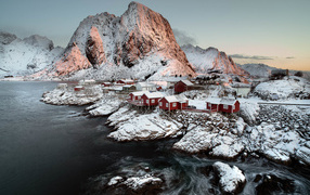 Покрытые снегом дома и гора у воды, Норвегия Лофотенские острова