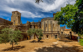 Старинный замок летом, Португалия