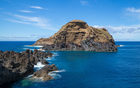 Скала в море на острове Мадейра, Португалия