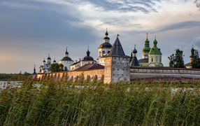 Кирилло-Белозерский монастырь  у реки, Россия