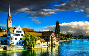 Большой красивый дом на берегу реки, Швейцария