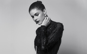 Актриса Александра Даддарио в черном платье на сером фоне