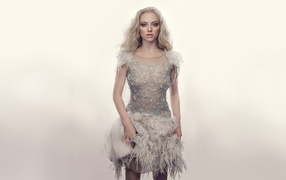 Актриса Аманда Сайфред в красивом сером платье