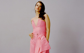 Актриса Эмбер Мидфандер  в розовом платье на сером фоне