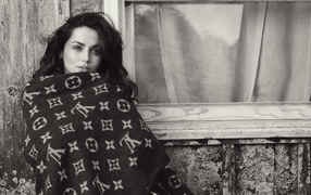 Актриса Ана де Армас укуталась пледом