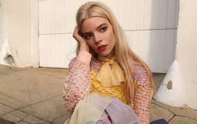 Актриса Аня Тейлор-Джой в красивом наряде