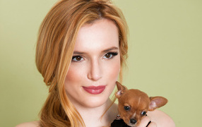 Актриса Белла Торн с маленькой собачкой