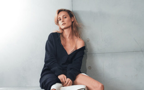 Актриса Бри Ларсон на фоне серой стены