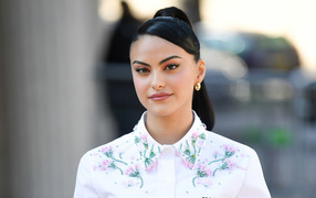 Актриса Камила Мендес в рубашке