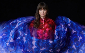 Актриса Дакота Джонсон на черном фоне