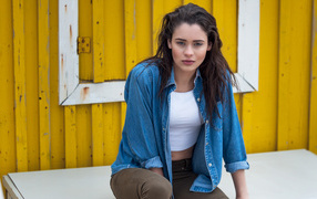 Актриса Даниэла Мелшиор в джинсовой куртке