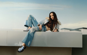 Актриса Дав Кэмерон в рваных джинсах