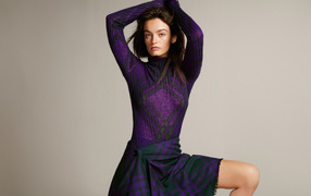 Актриса Эмма Маки позирует на сером фоне