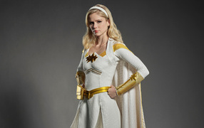 Актриса Эрин Мориарти в платье на сером фоне