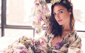 Актриса Галь Гадот в цветастом платье