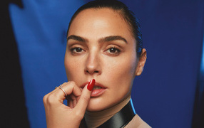 Красный маникюр у актрисы Галь Гадот