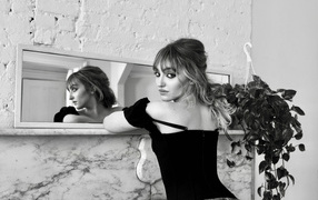 Актриса Гален Хоппер стоит у зеркала