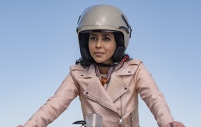 Актриса Джиа Сандху в шлеме на голубом фоне