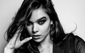 Актриса Хейли Стейнфилд черно-белое фото