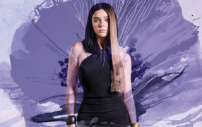 Актриса Хейли Стайнфелд на фоне рисунка на стене